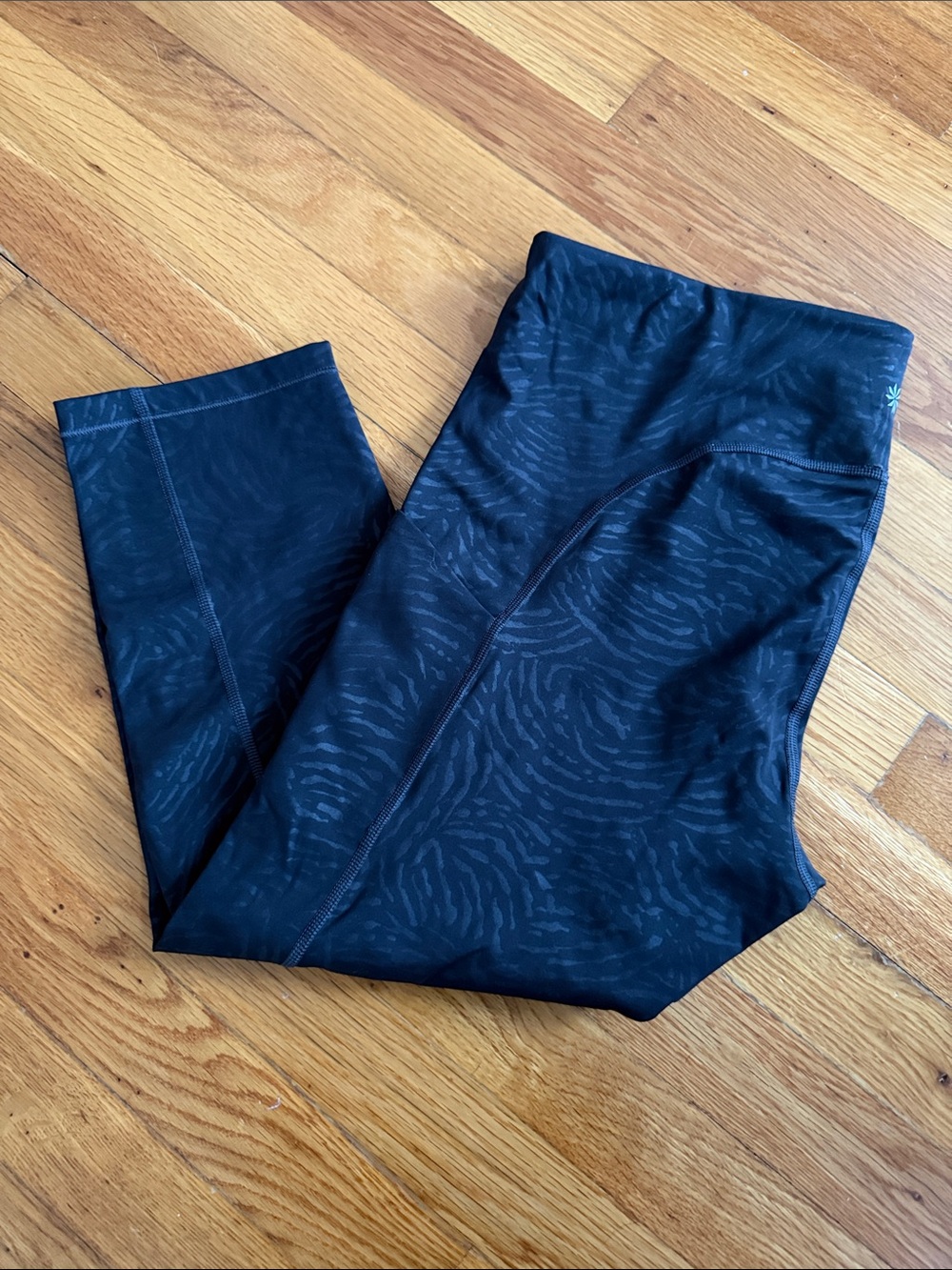 Athleta Black Ultimate Stash Pocket Embossed Capri Size XL